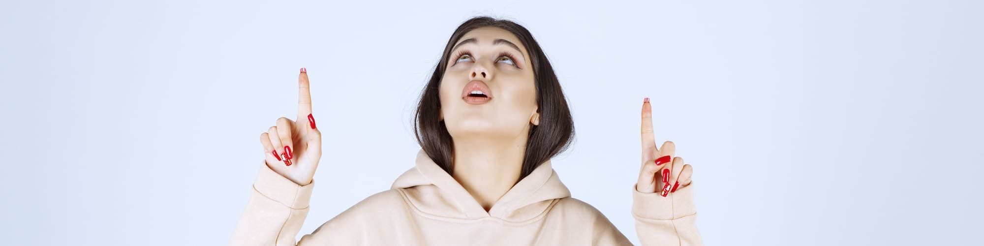 Banner zena pokazuje prema gore